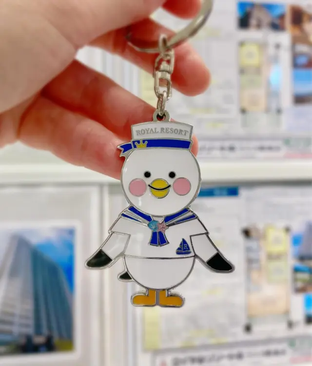 ロイヤルリゾート株式会社　熱海駅前店・ラスカ熱海店のオリジナルキャラクター「ロイちゃん」のキーホルダーが完成しました💙
可愛いだけでなく、丈夫なメタル素材で長くお側に置いて頂けますよ😊
ロイヤルリゾートのロゴの細かい部分まで再現されているのもポイントです！

今後、弊社売買部、賃貸部にてご成約のお客様にお渡しします。
ぜひ、ロイちゃんと一緒に、熱海エリアを楽しまれてくださいね✨
どうぞよろしくお願いいたします♪＜ラスカ店高橋＞
#熱海 #ラスカ熱海 #ロイちゃん #ノベルティ #ゆるキャラ #ロイヤルリゾート #熱海の不動産