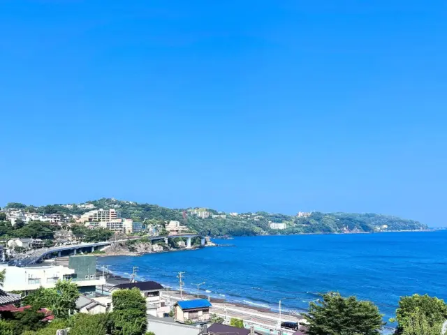 本日下見に行った分譲地からの真鶴半島・吉浜海岸。私の愛する2セットです。7月12日から8月31日まで吉浜海水浴場となりいよいよ夏本番です。昨年から吉浜の方々が働きかけ正式名称が湯河原海水浴場から吉浜海水浴場に変わりました。吉浜最高です。
1階ギャラリー二藤
#吉浜 
#吉浜海岸 
#吉浜海水浴場 
#吉浜ブルー 
#夏本番 
#湯河原の夏 
#吉浜サーフィン 
#出勤前サーフィン 
#吉浜最高 
#湯河原大好き 
#熱海の不動産会社 
#ロイヤルリゾート株式会社ラスカ熱海店 
#ロイヤルリゾート株式会社熱海駅前店