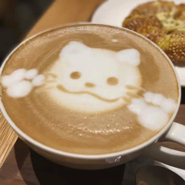 以前、湯河原駅前の「湯河原カフェ」さんにお伺いした際に、カフェラテを頼んだところ…可愛い猫ちゃんのラテアートで提供して頂きました🐈✨
猫ちゃんが大好きなのでとても嬉しかったです💗
パンも美味しく頂きました！
皆様も、訪れてみてくださいね♪＜ラスカ店高橋＞
#湯河原 #湯河原カフェ #ラテアート #ねこちゃん #かわいい #ロイヤルリゾート #熱海の不動産