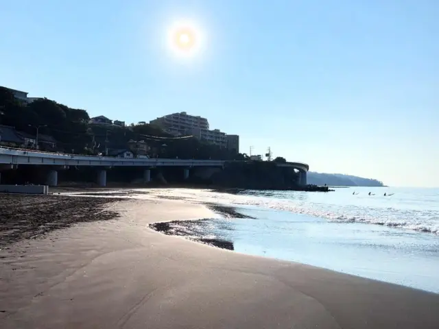 今朝の吉浜海岸。5時前から入りましたが日曜日に付き多くのサーファーでした。天気が良く形の良い波で楽しめました。海の家の設営も始まりいよいよ夏本番。アデニウム真鶴とセットの朝日が美しすぎました。吉浜最高です。
1階ギャラリー二藤
#吉浜 
#吉浜海岸 
#吉浜海水浴場 
#吉浜ブルー 
#夏本番 
#湯河原の夏 
#吉浜サーフィン 
#出勤前サーフィン 
#湯河原大好き 
#アデニウム真鶴 
#熱海の不動産会社 
#ロイヤルリゾート株式会社ラスカ熱海店 
#ロイヤルリゾート株式会社熱海駅前店